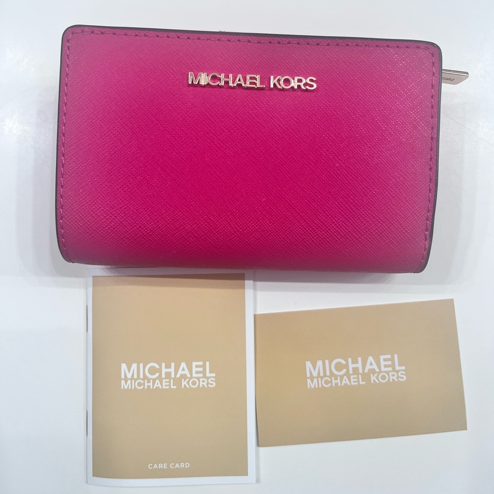 NWT. Michael Kors Medium Crossgrain Leather Wallet